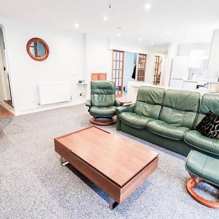 Bright And Spacious Contractor House L Parking! Borehamwood Buitenkant foto