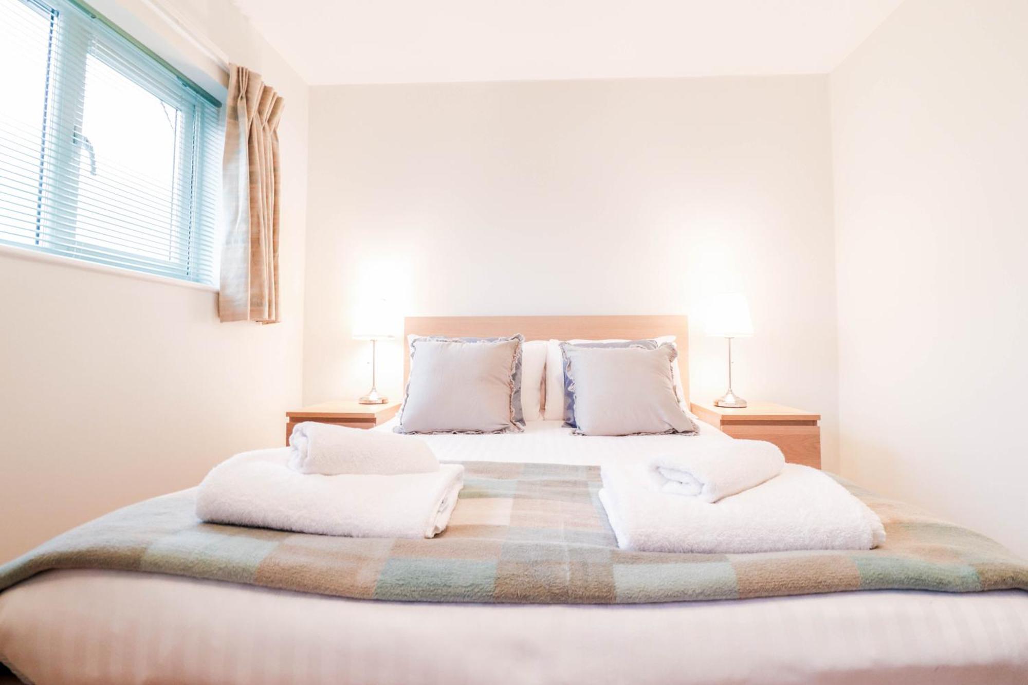 Bright And Spacious Contractor House L Parking! Borehamwood Buitenkant foto