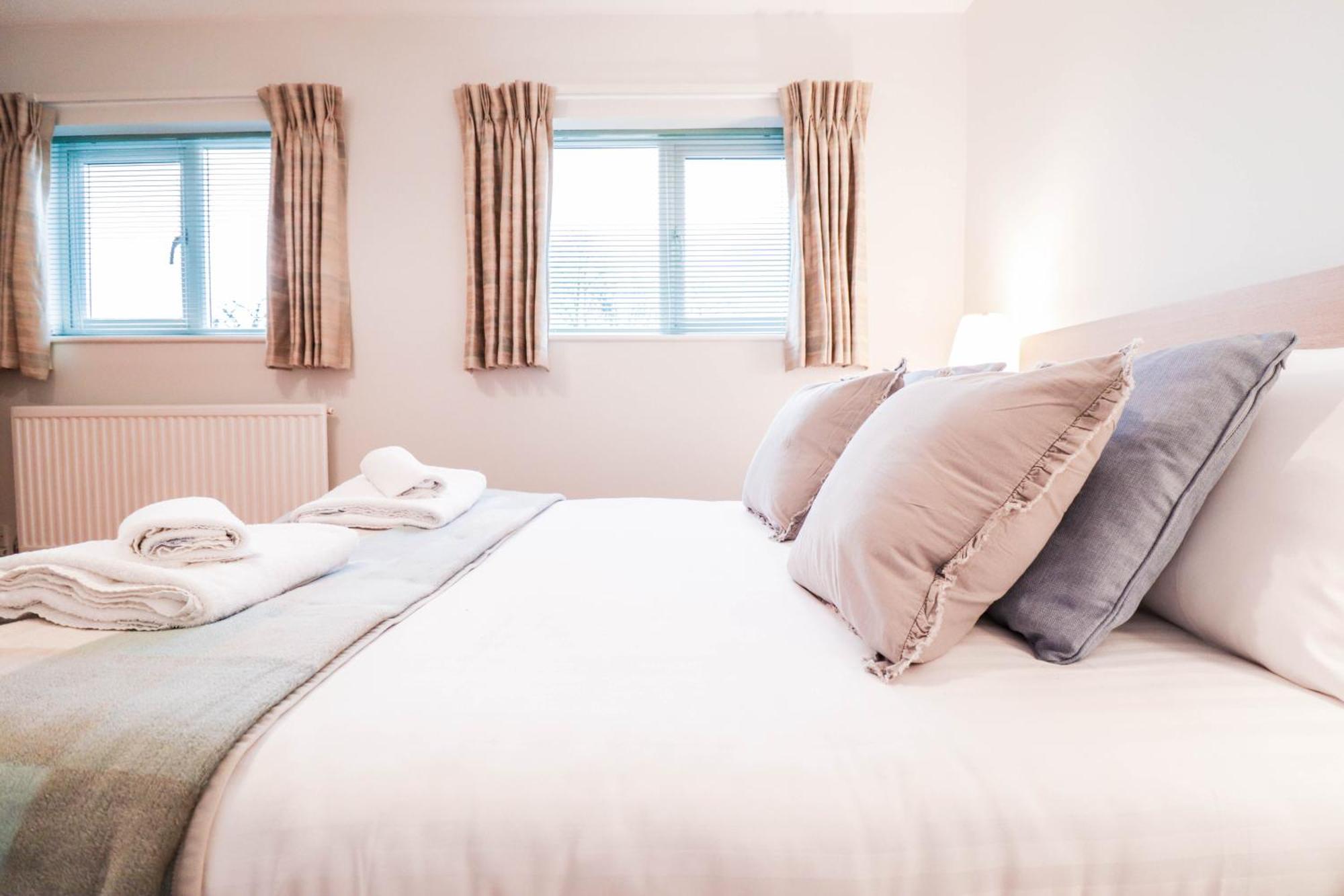 Bright And Spacious Contractor House L Parking! Borehamwood Buitenkant foto