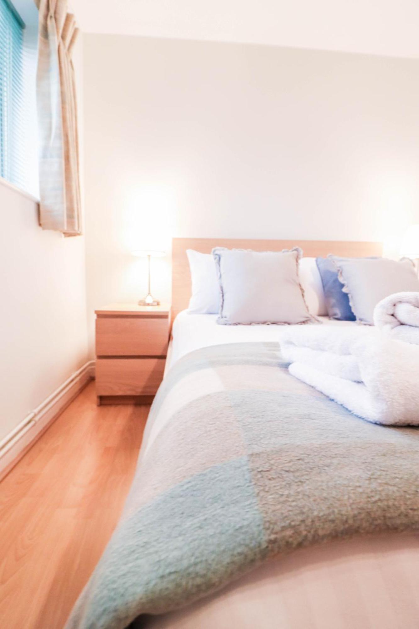 Bright And Spacious Contractor House L Parking! Borehamwood Buitenkant foto