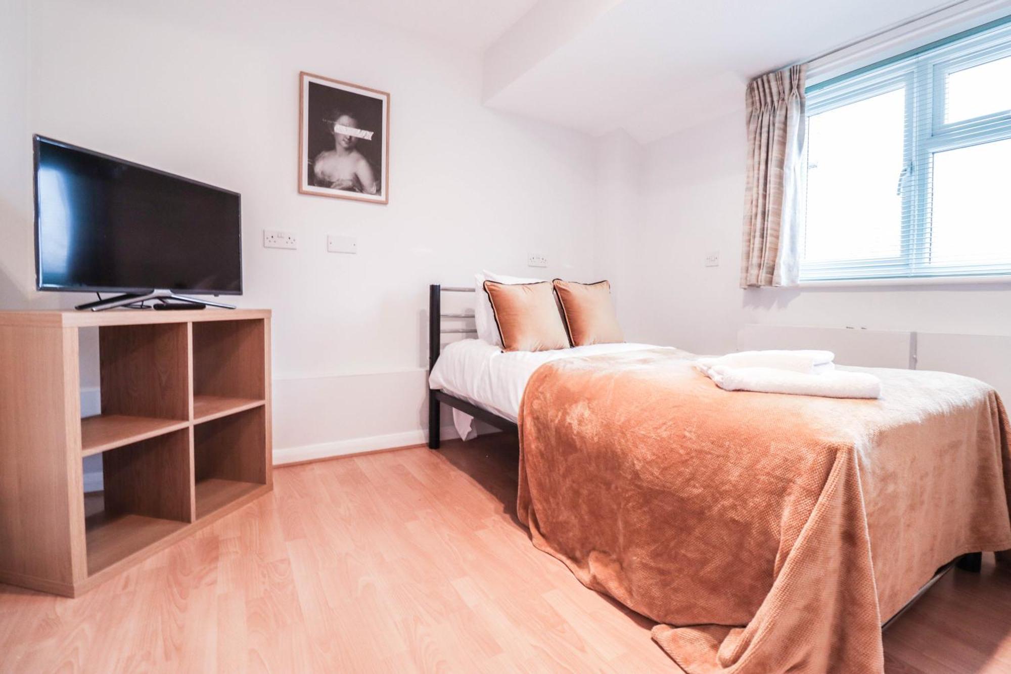 Bright And Spacious Contractor House L Parking! Borehamwood Buitenkant foto