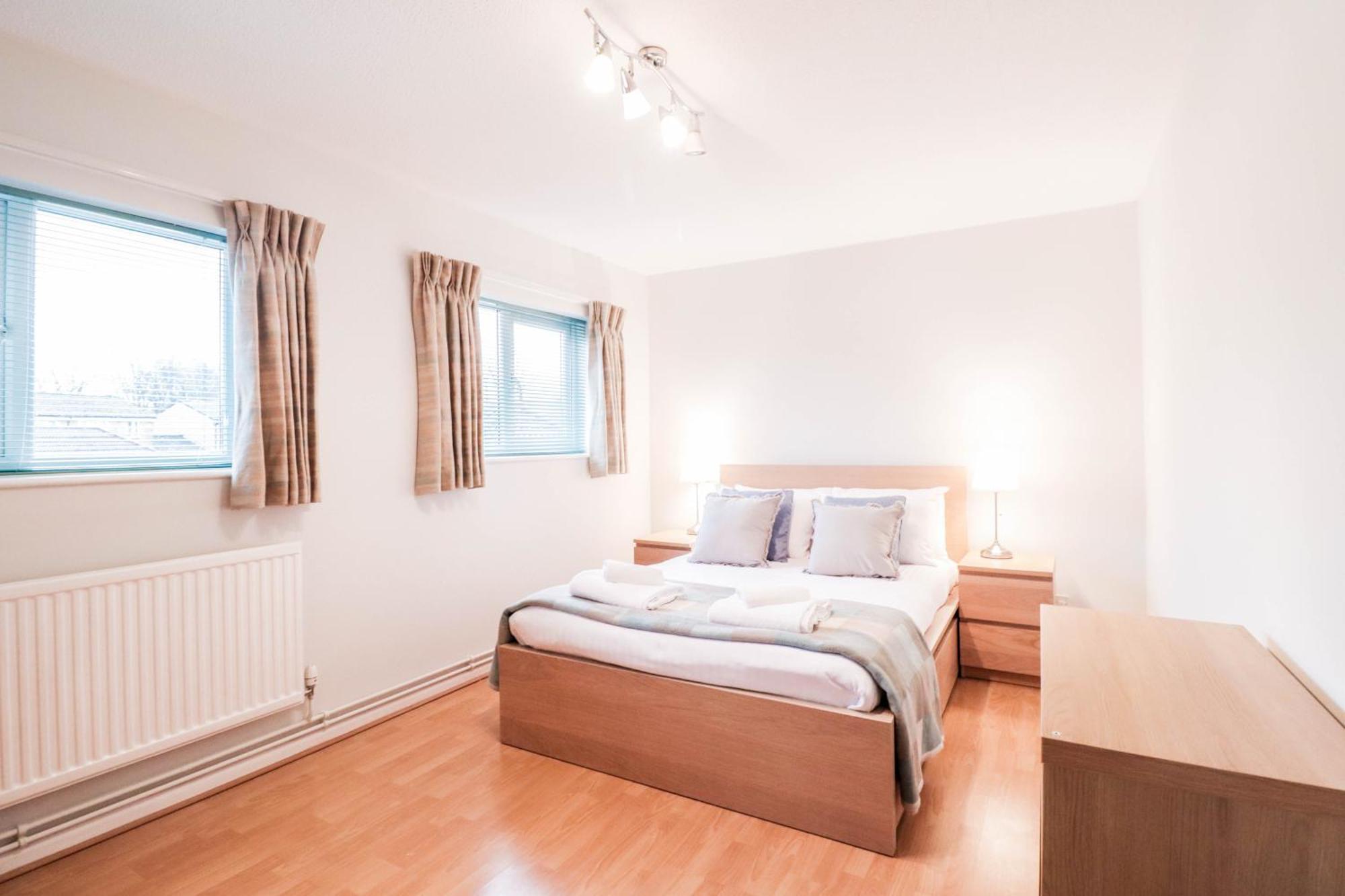 Bright And Spacious Contractor House L Parking! Borehamwood Buitenkant foto