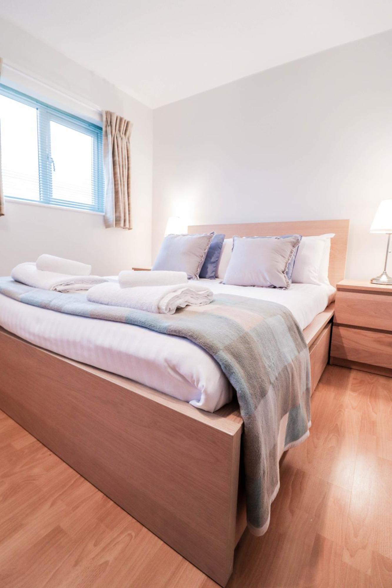 Bright And Spacious Contractor House L Parking! Borehamwood Buitenkant foto