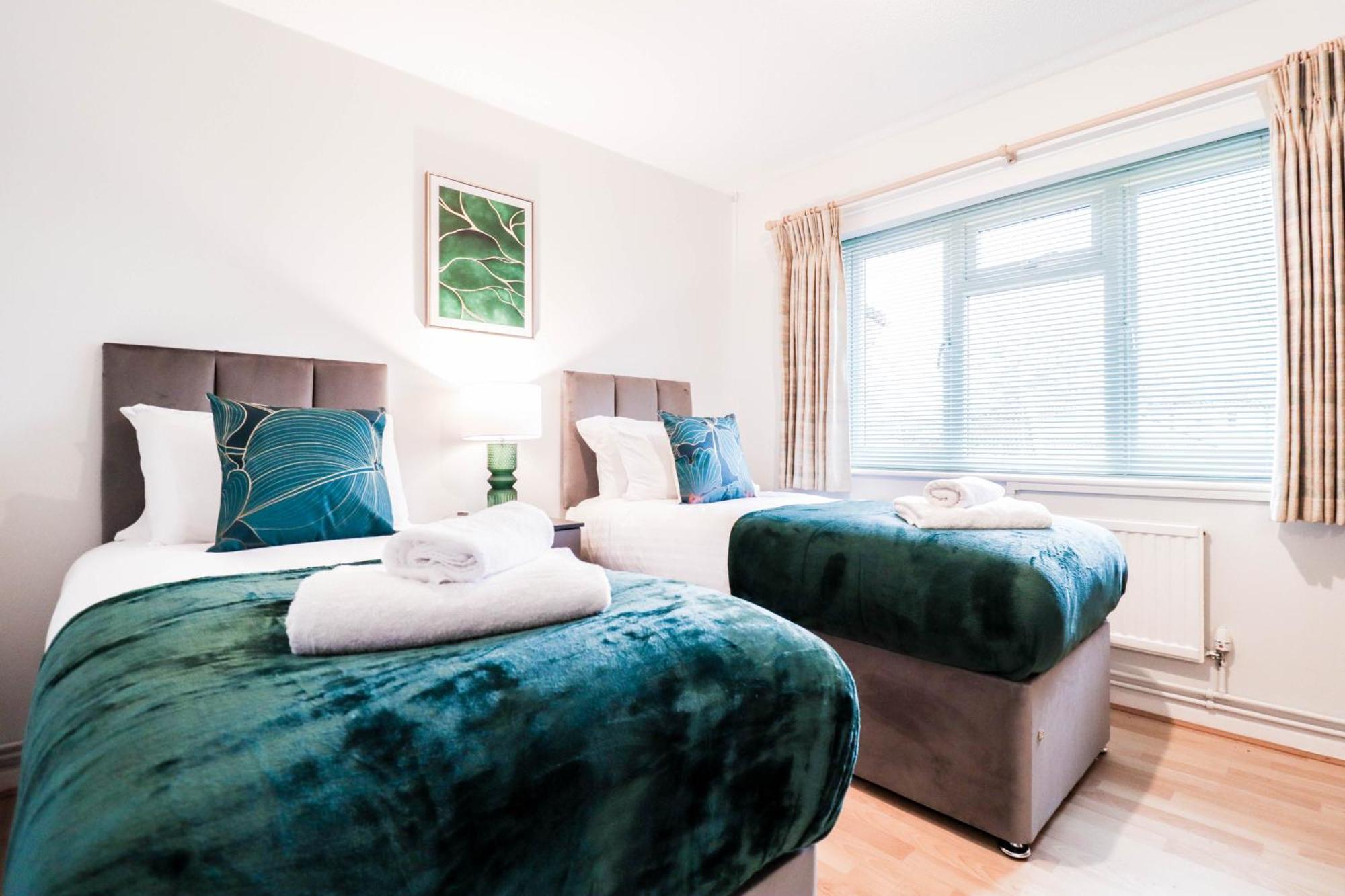 Bright And Spacious Contractor House L Parking! Borehamwood Buitenkant foto