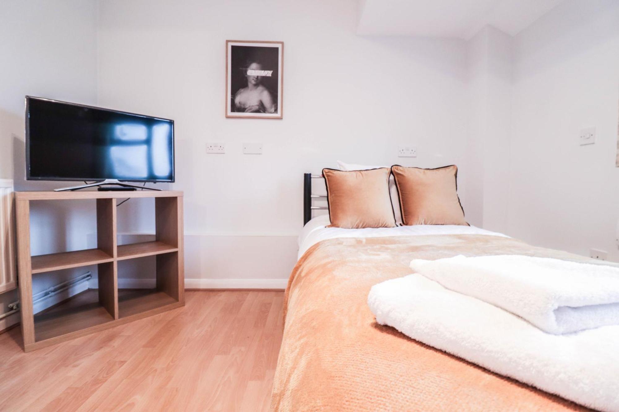 Bright And Spacious Contractor House L Parking! Borehamwood Buitenkant foto