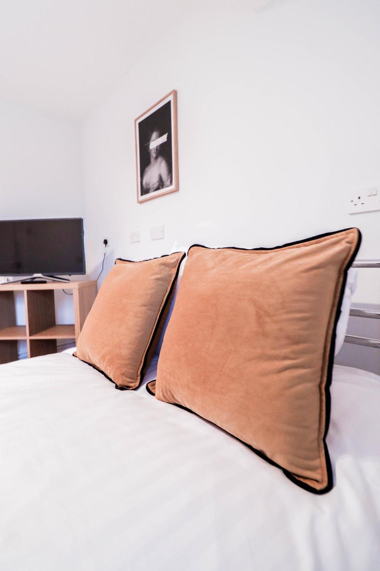 Bright And Spacious Contractor House L Parking! Borehamwood Buitenkant foto