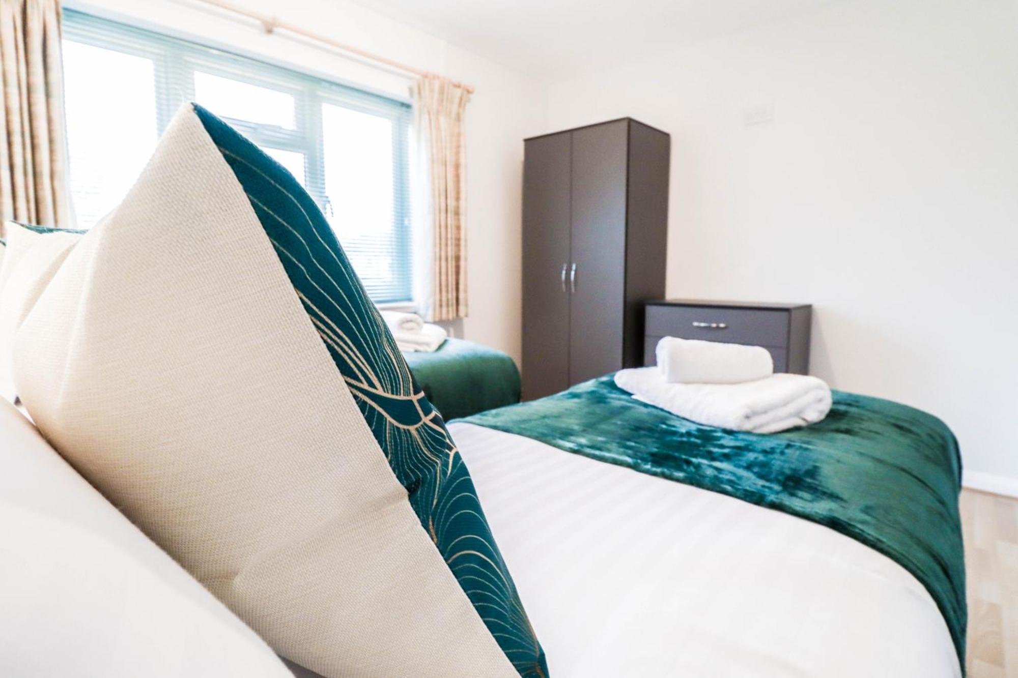 Bright And Spacious Contractor House L Parking! Borehamwood Buitenkant foto