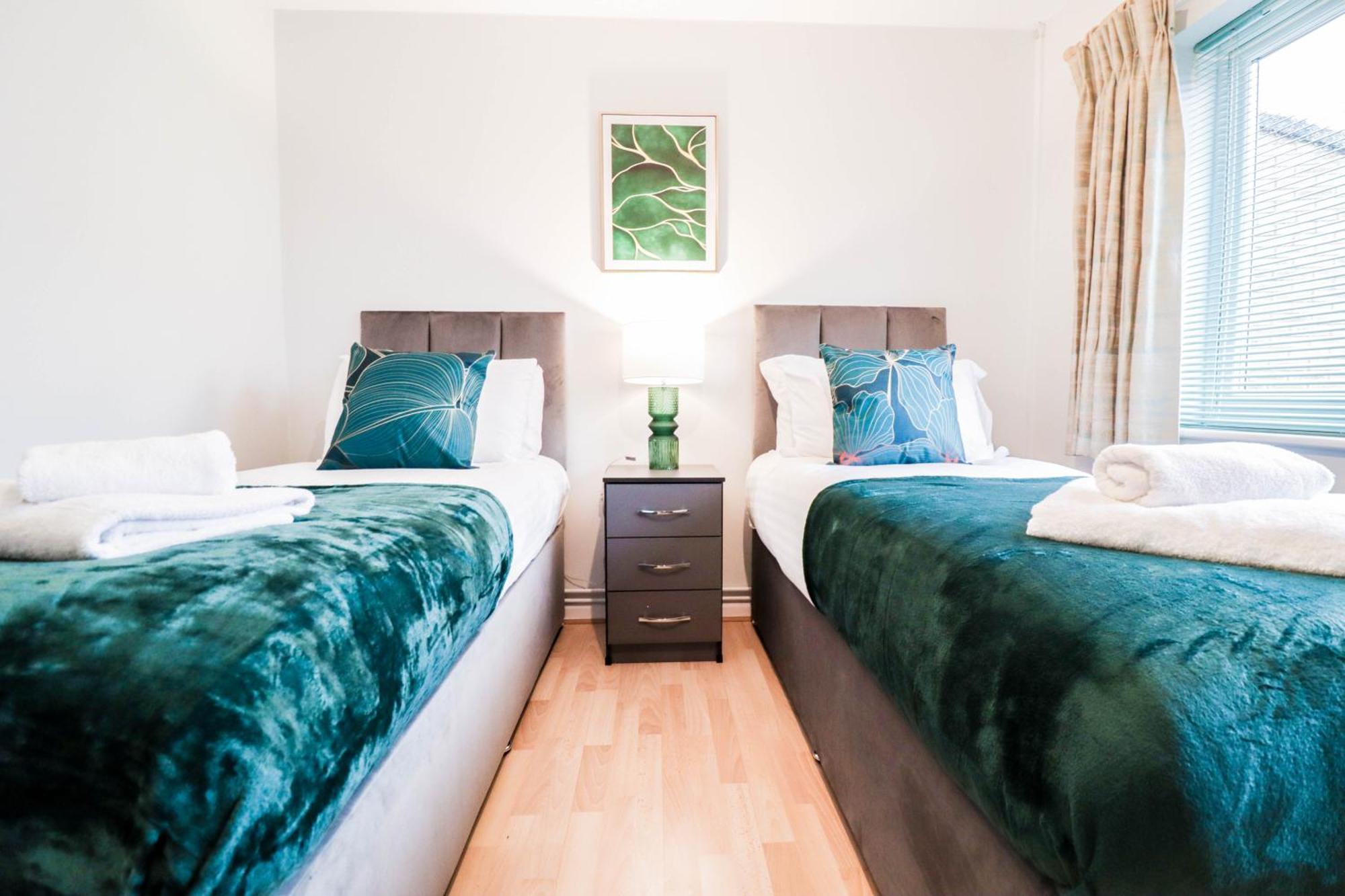 Bright And Spacious Contractor House L Parking! Borehamwood Buitenkant foto