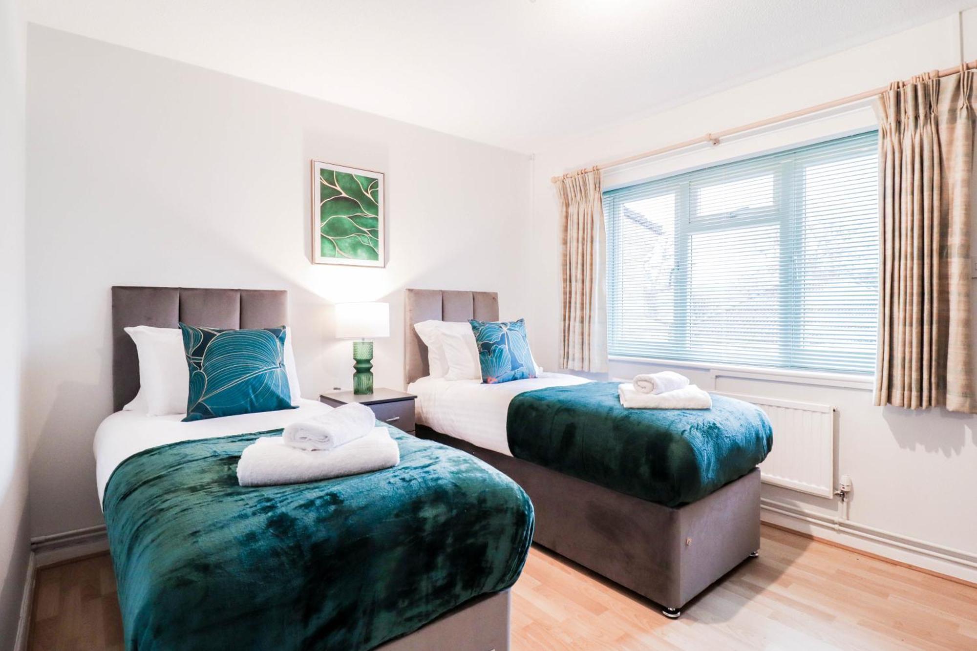 Bright And Spacious Contractor House L Parking! Borehamwood Buitenkant foto