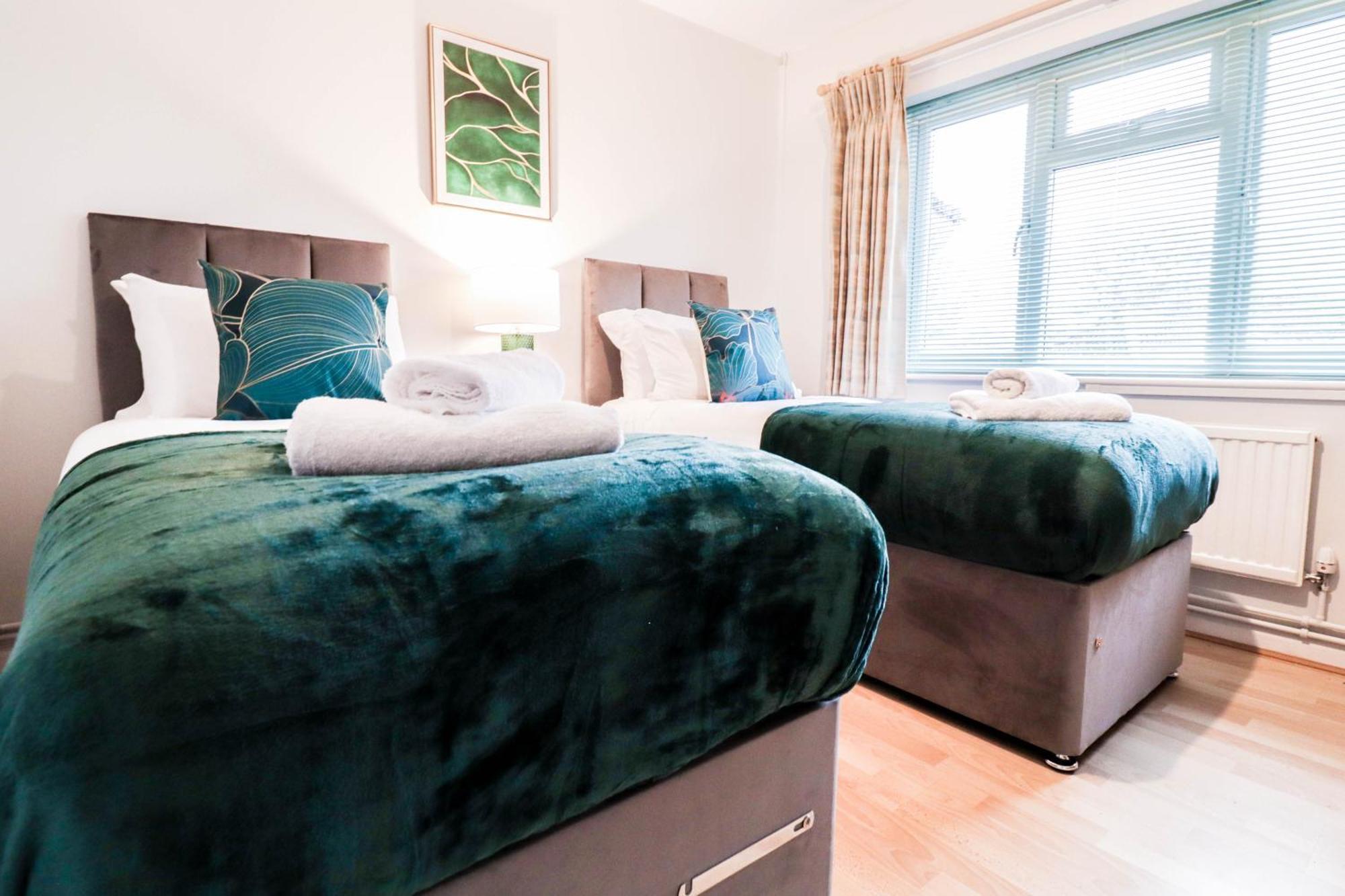 Bright And Spacious Contractor House L Parking! Borehamwood Buitenkant foto