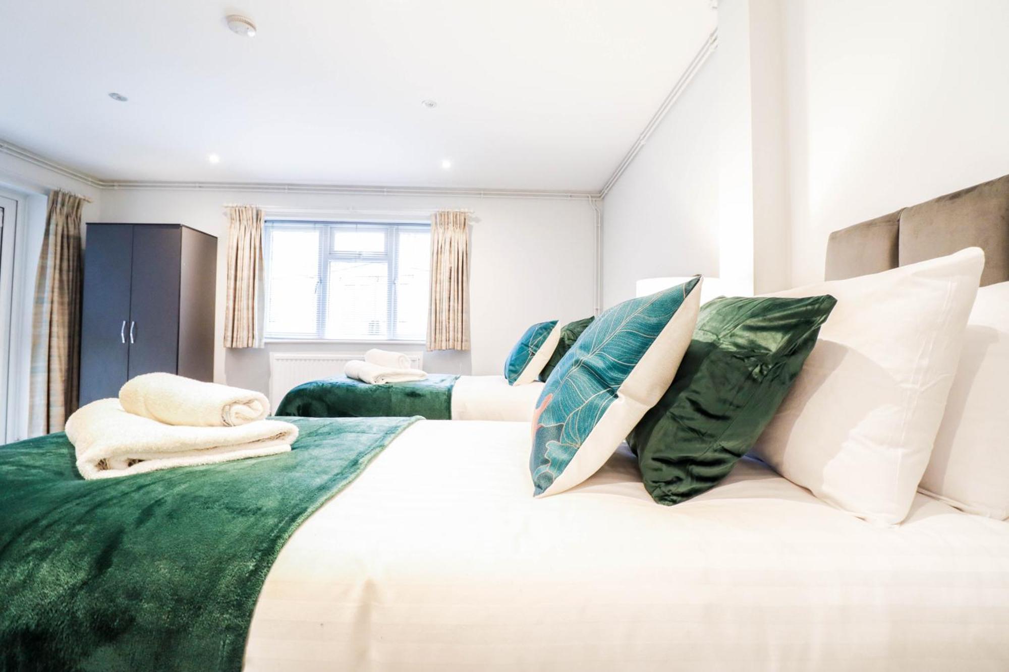 Bright And Spacious Contractor House L Parking! Borehamwood Buitenkant foto