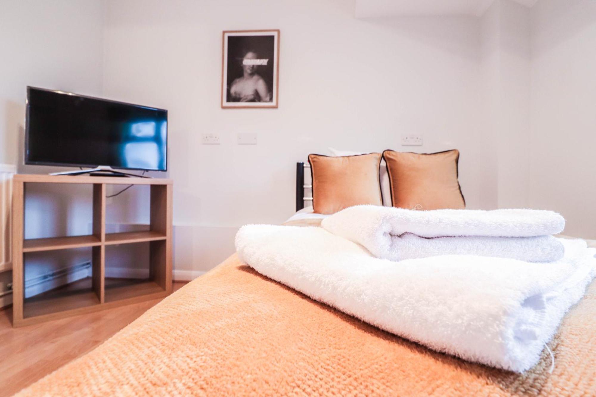 Bright And Spacious Contractor House L Parking! Borehamwood Buitenkant foto