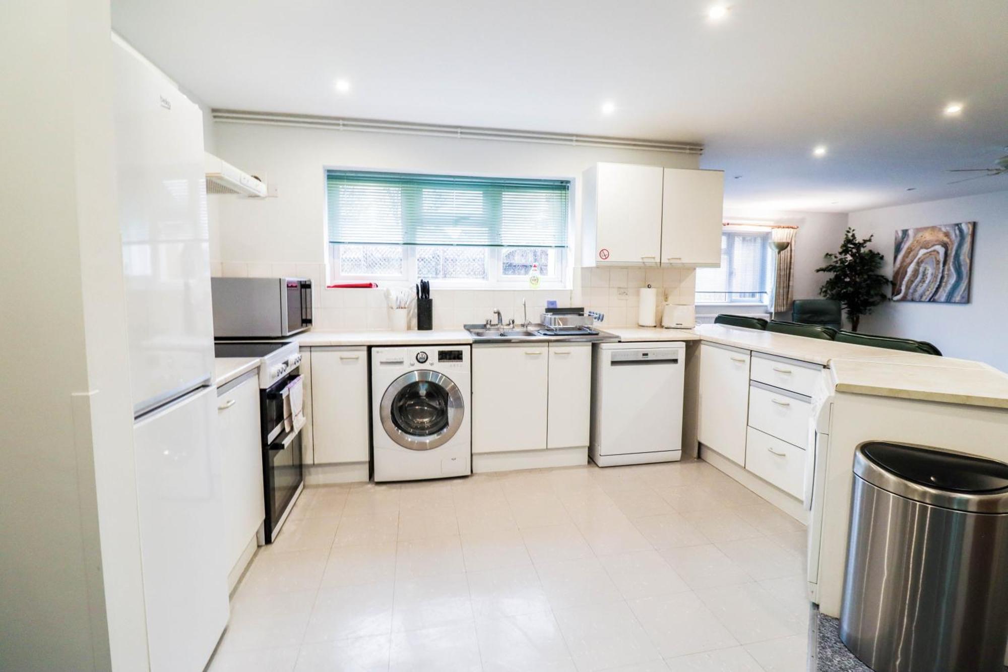 Bright And Spacious Contractor House L Parking! Borehamwood Buitenkant foto