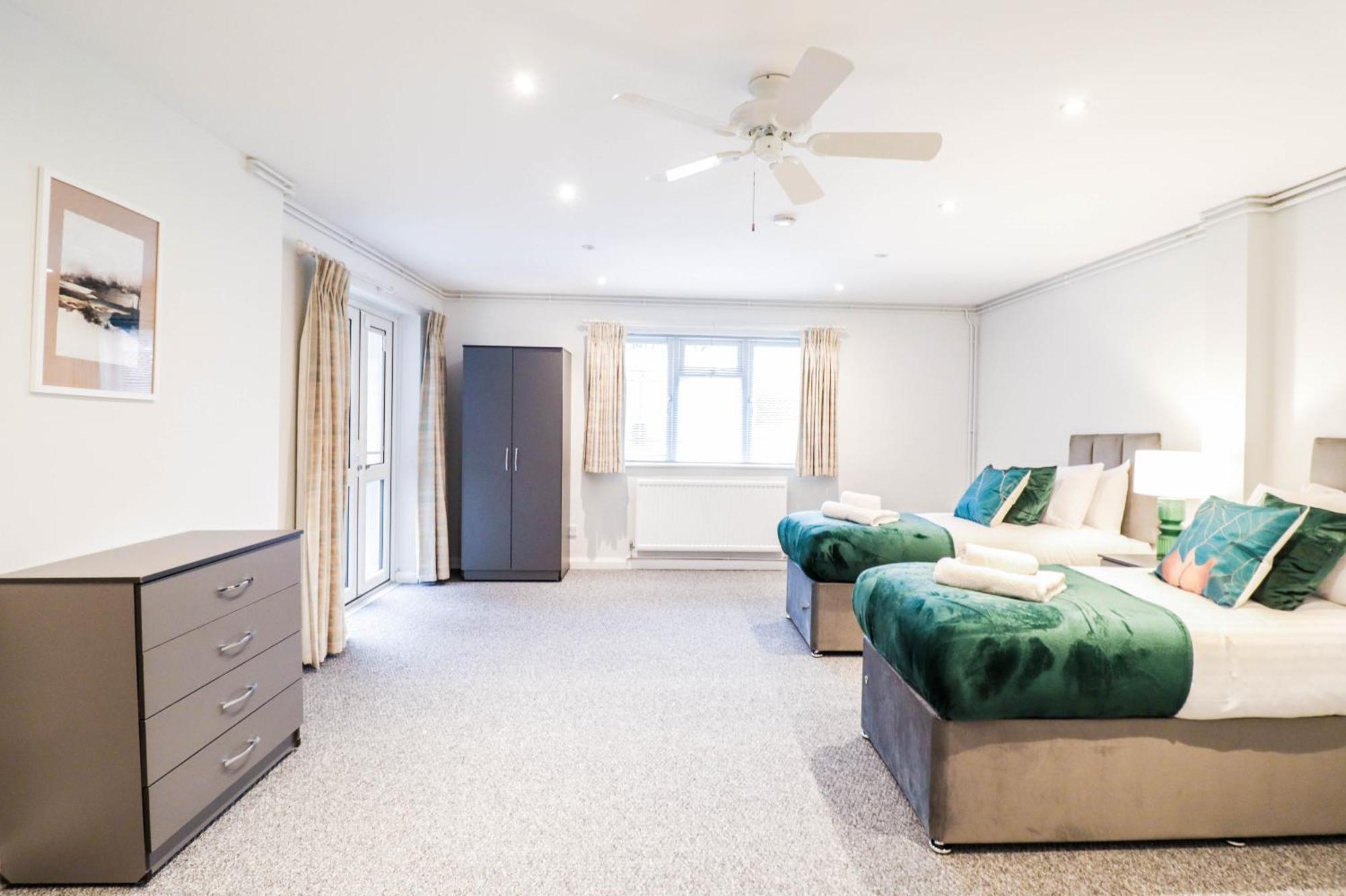 Bright And Spacious Contractor House L Parking! Borehamwood Buitenkant foto