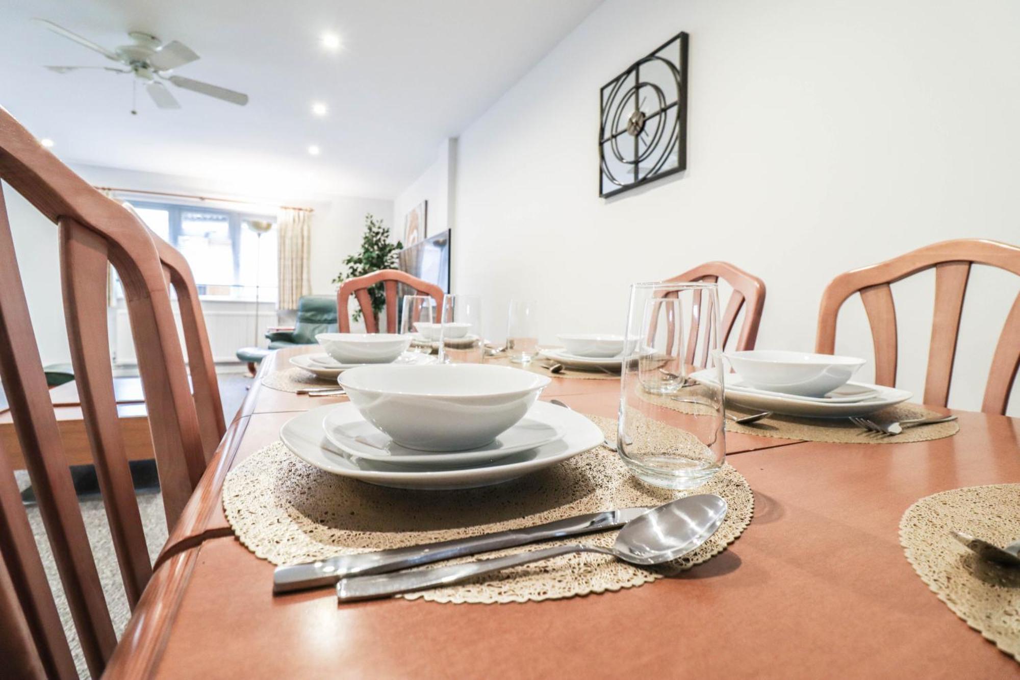 Bright And Spacious Contractor House L Parking! Borehamwood Buitenkant foto