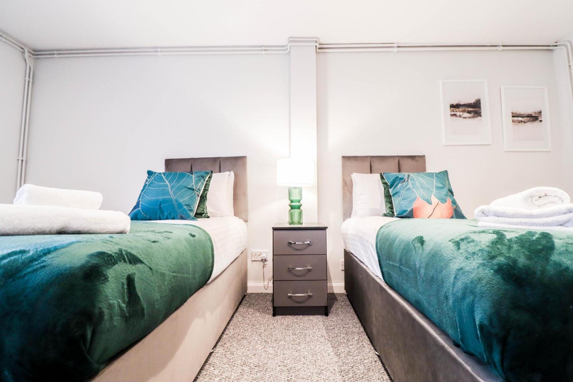 Bright And Spacious Contractor House L Parking! Borehamwood Buitenkant foto