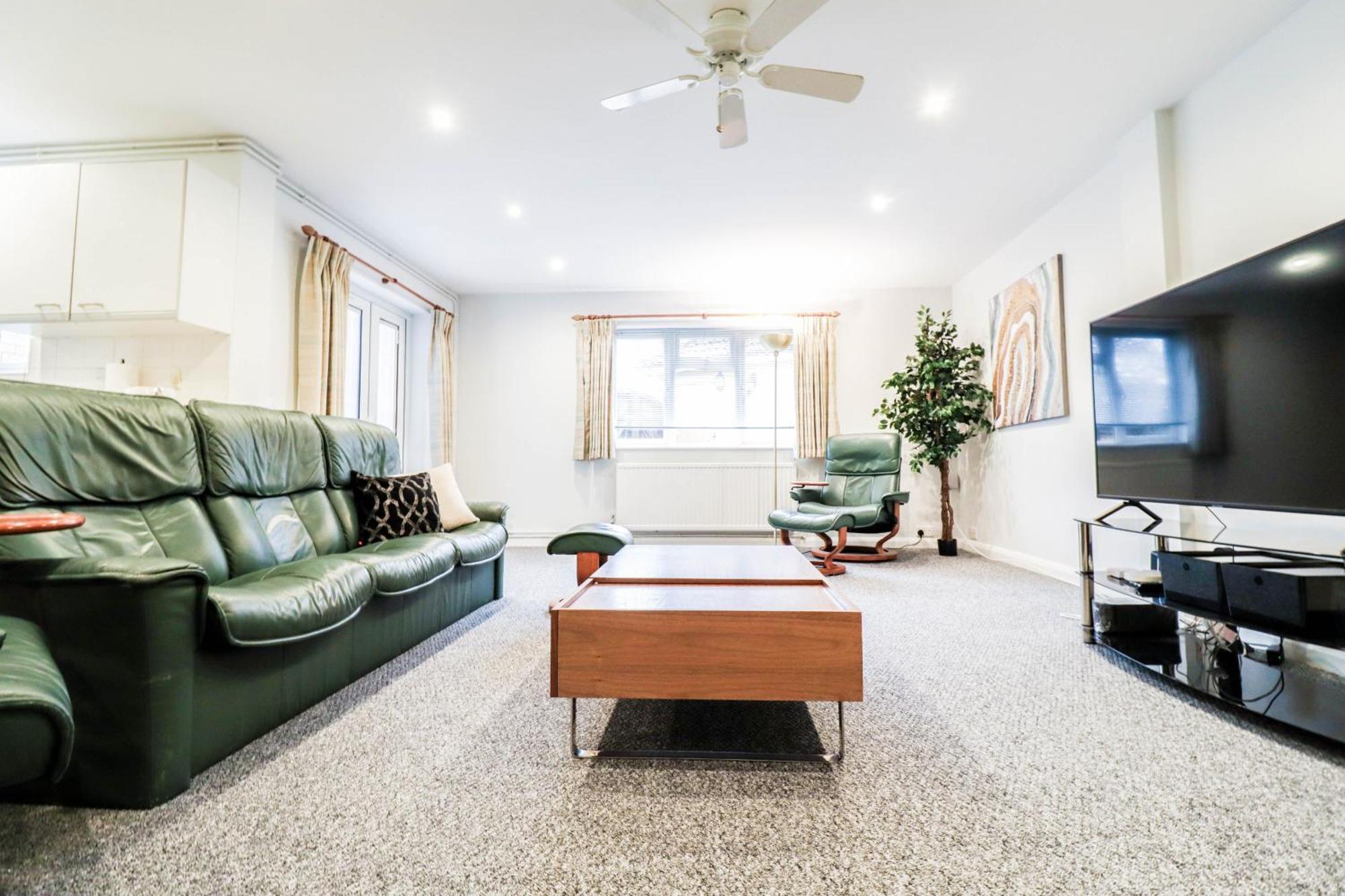 Bright And Spacious Contractor House L Parking! Borehamwood Buitenkant foto