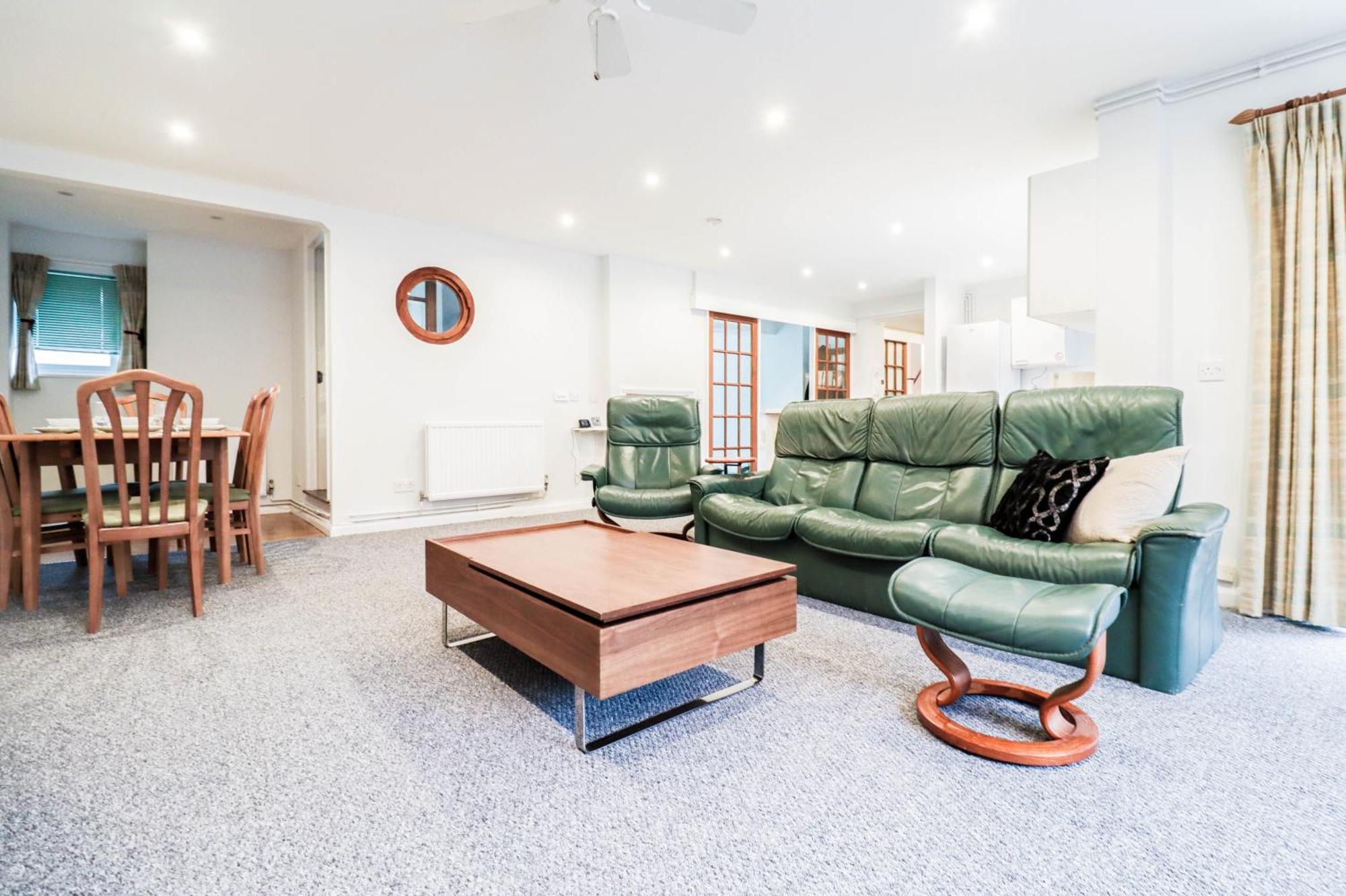 Bright And Spacious Contractor House L Parking! Borehamwood Buitenkant foto